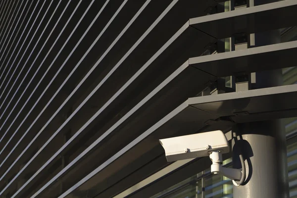 Modern bir binada güvenlik kamerası — Stok fotoğraf