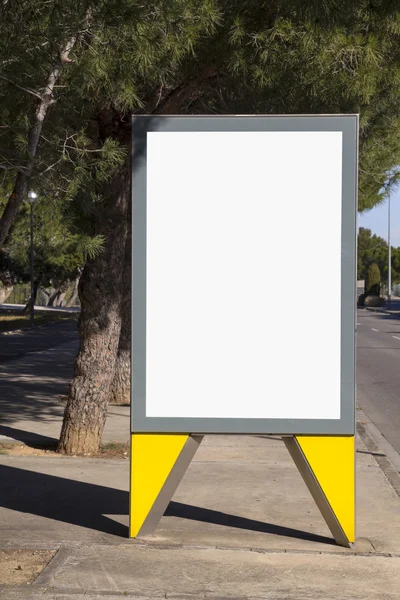 Tabuleiro em branco ao ar livre, numa zona pública — Fotografia de Stock