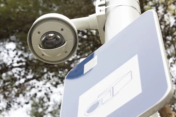 Videocamera di sicurezza in un parco pubblico — Foto Stock