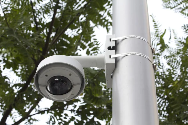 Cámara de seguridad en un parque público — Foto de Stock