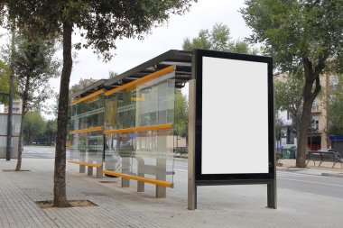 Bir otobüs durağı boş panoda