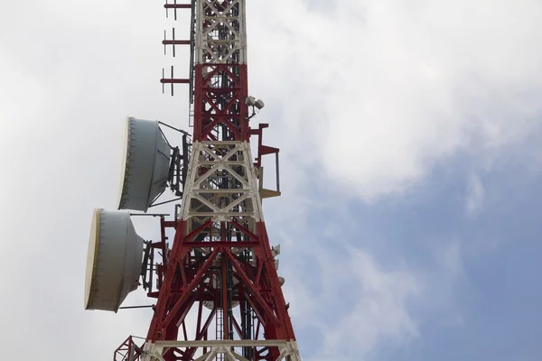 Telekommunikationen står hög, med flera parabolantenner — Stockfoto