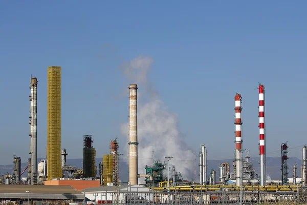 大型炼油厂复杂，与烟囱和塔 — 图库照片