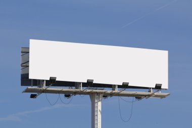 Boş billboard reklam, mavi gökyüzü karşı