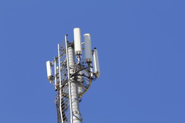 Şehirde birçok kuşlarda, mavi gökyüzü ile mobil antenler
