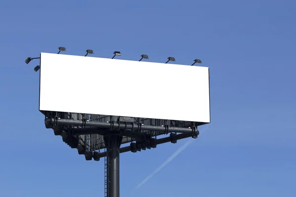Cartelera en blanco para la publicidad, contra el cielo azul — Foto de Stock