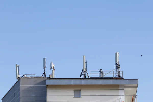 Épület távközlési antennák — Stock Fotó