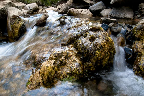 Doğal taşlarla nehirde akan su — Stok fotoğraf