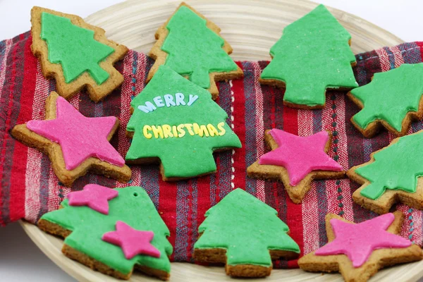 Galletas de Navidad hechas a mano, en un tejido colorido —  Fotos de Stock