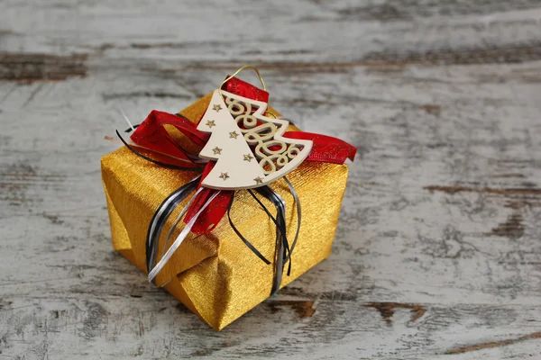 Caja de regalo de Navidad, con forma de árbol — Foto de Stock