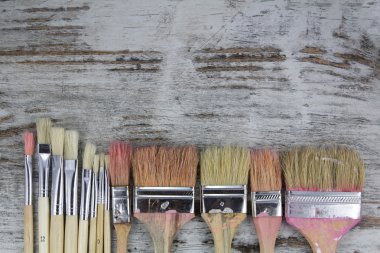 Boya fırçaları ahşap arka planda kümesi