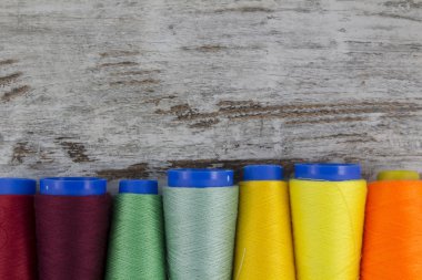 Renkli dikiş bobinleri arka plan