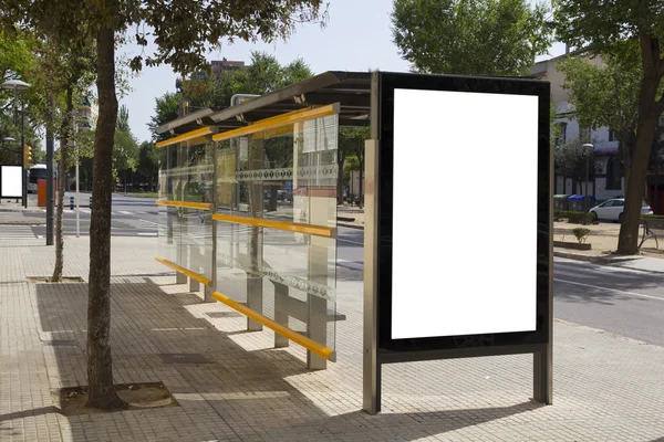 Cartelera en blanco en una parada de autobús, para publicidad en la calle —  Fotos de Stock