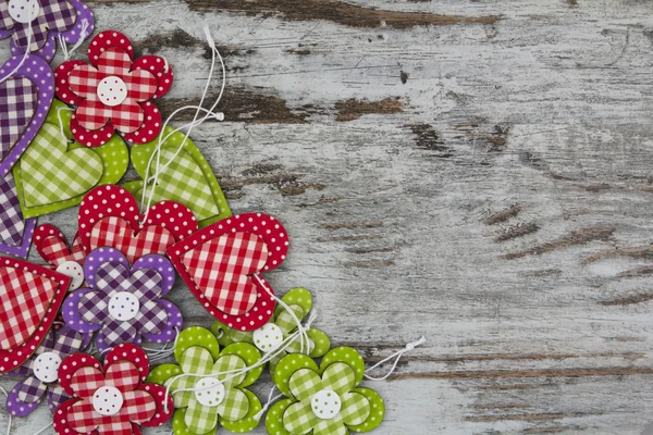 Colorati cuori fatti a mano e fiori, sfondo in legno — Foto Stock