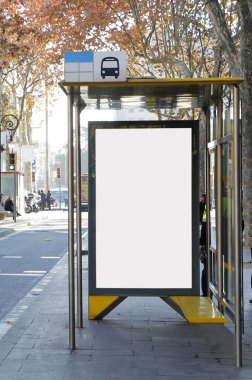 Sokakta bir otobüs durağı boş reklam