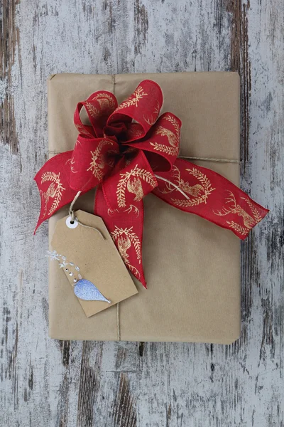 Cajas de regalo con cintas, en un fondo vintage de madera — Foto de Stock