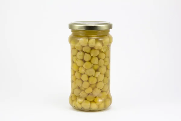 Garbanzos enlatados en un frasco de vidrio, aislados en un fondo blanco — Foto de Stock