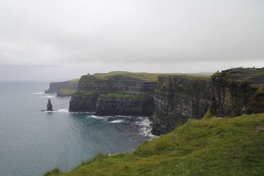 Bulutlu bir günde İrlanda, moher kayalıklarla