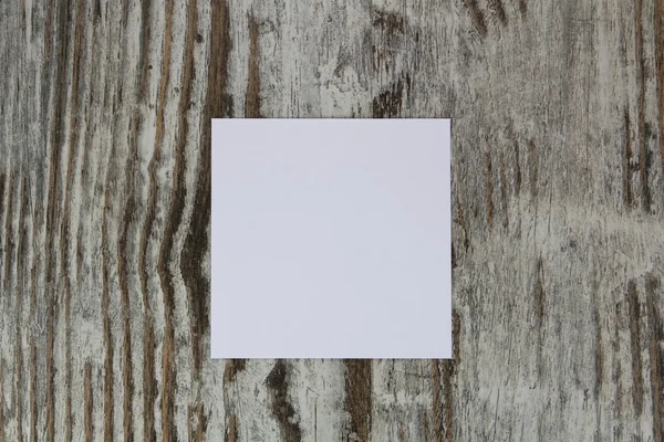 木材の背景の白い空の紙 — ストック写真