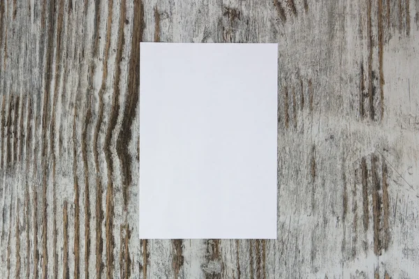 Papel branco vazio sobre fundo de madeira — Fotografia de Stock