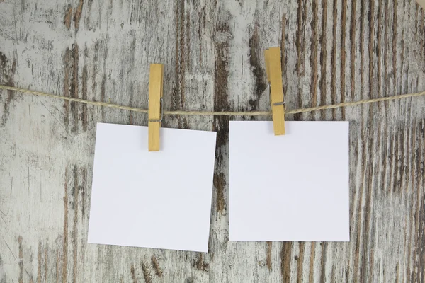 Prázdná Poznámka s clothespin, dřevěné pozadí — Stock fotografie