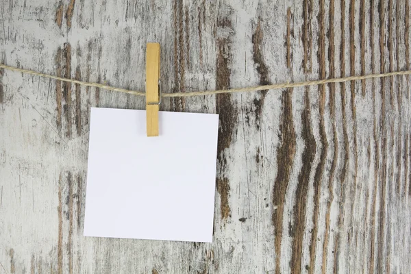 Prázdná Poznámka s clothespin, dřevěné pozadí — Stock fotografie