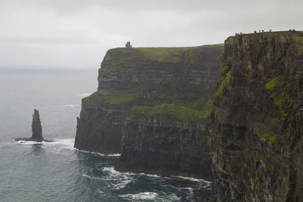 Klippen von Moher in Irland, an einem bewölkten Tag — Stockfoto