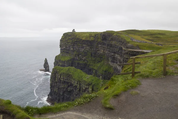Klippen von moher in irland, ein touristisches Wahrzeichen — Stockfoto