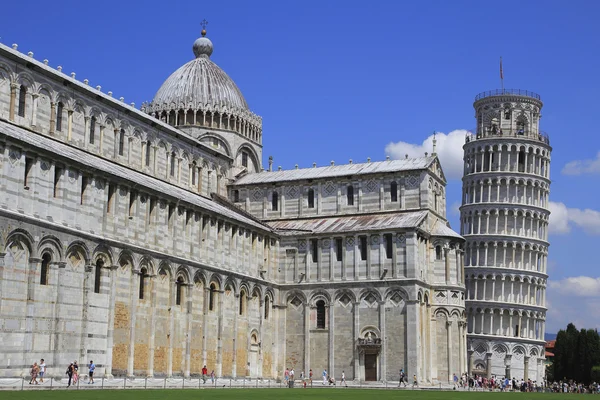 Piazza dei Miracoli en Pisa con la catedral y la torre inclinada . — Foto de Stock
