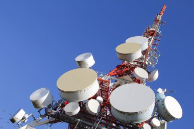 Mavi gökyüzüne karşı telekomünikasyon kulesi