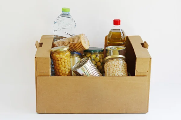 Mat i en donation låda, isolerade i en vit bakgrund — Stockfoto