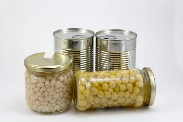 Alimentos enlatados, frijoles y garbanzos aislados en un fondo blanco — Foto de Stock