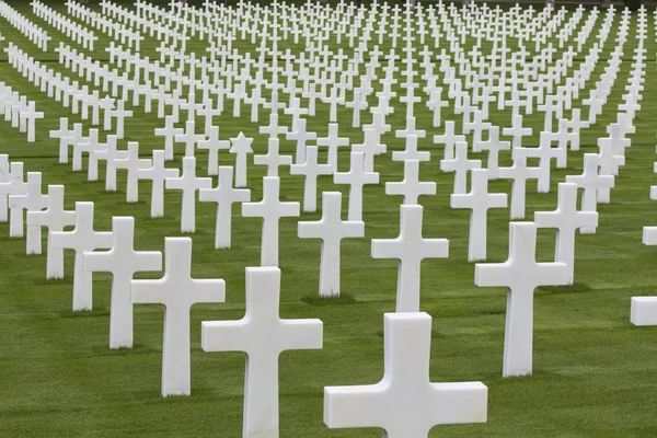Memoriale di guerra con croci bianche — Foto Stock
