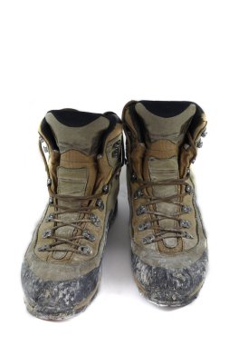 Beyaz arka plan üzerinde izole kirli botları