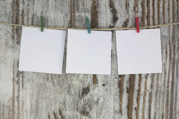 Prázdné poznámky s clothespin — Stock fotografie