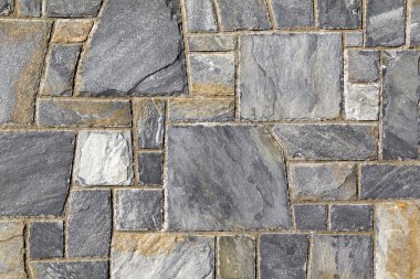 Bir binada gri taş duvar