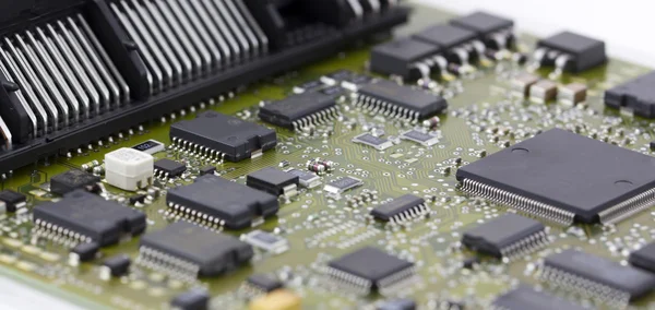 Microchips em uma placa-mãe, componentes eletrônicos — Fotografia de Stock