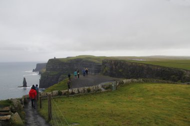 İnsanlar moher, İrlanda kayalıklarla