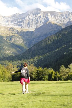 Dağın içinde yürüyen kadın