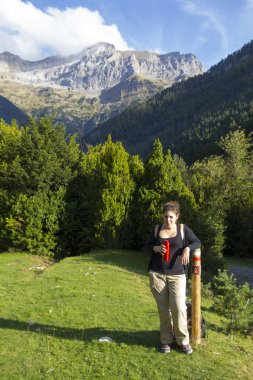 Su içen genç bir kadın