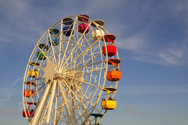 Ferris roue dans un parc d'attractions — Photo