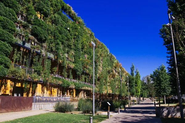 Edificio sostenible, con fachada verde — Foto de Stock