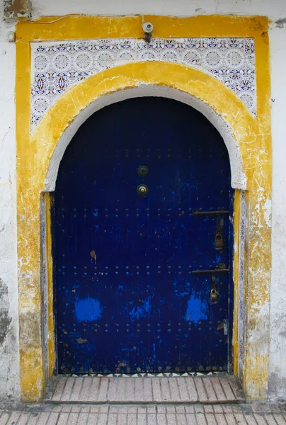 Bunte arabische Tür, in der marokkanischen Stadt Marrakesch — Stockfoto