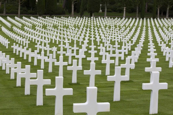 Oorlogsmonument met witte kruisen — Stockfoto