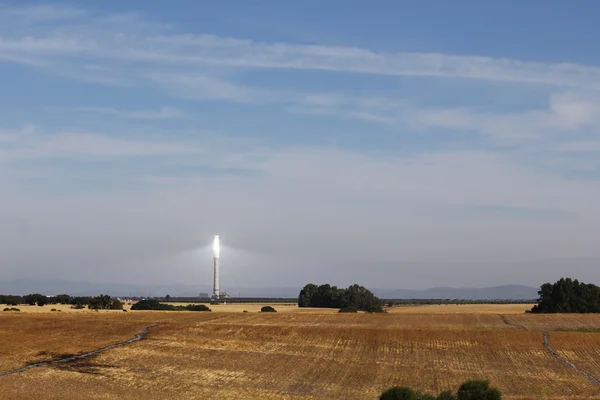 Solar tower i hållbar kraftverk, för kraftproduktion — Stockfoto