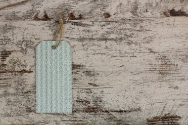 Kağıt etiket ambalajları için ahşap bir arka planda