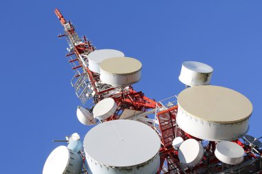 Mavi gökyüzüne karşı telekomünikasyon kulesi