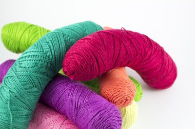 Beyaz bir arka plan renkli dikiş ipliği