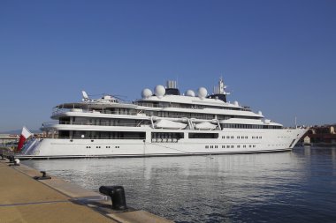 Liman demirlemiş lüks yat