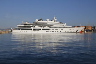 Liman demirlemiş lüks yat